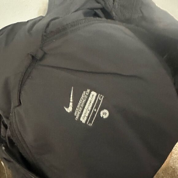 Nike Iowa Hawkeyes Women’s Small Thin Jacket - Picture 5 of 7